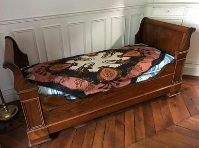 null Small boat bed in moulded walnut with equal uprights. End of the XIXth
H. 91...