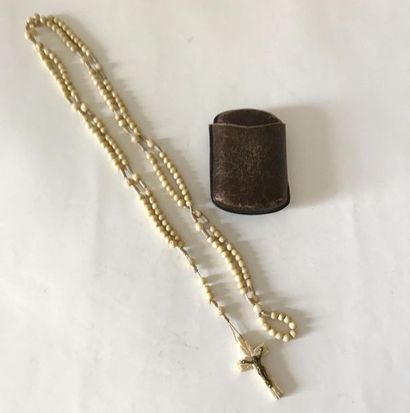 null Communion rosary made of carved bone. Late 19th
century In its case