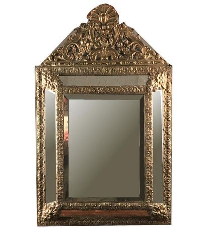 null Miroir à parecloses en bois recouvert de bronze doré à décor rocaille
33 x 26...