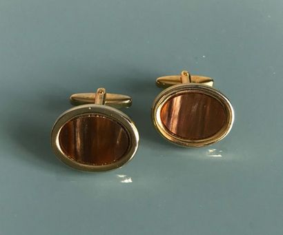 null Pair of gold metal cufflinks with tiger's eye design


