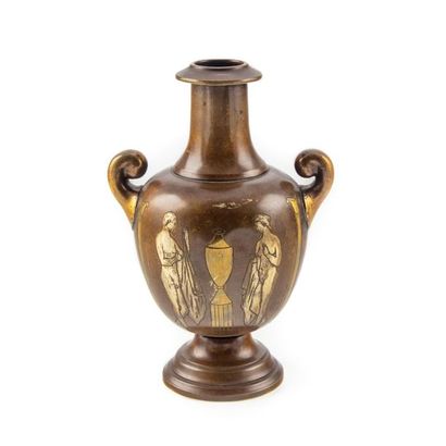 null Vase à anse en métal patiné à décor d'une frise à l'Antique.
Vers 1930
H. :...