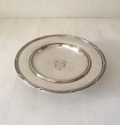 null Cake plate on silver stand with a rim molded with ribboned rushes. Encrypted....