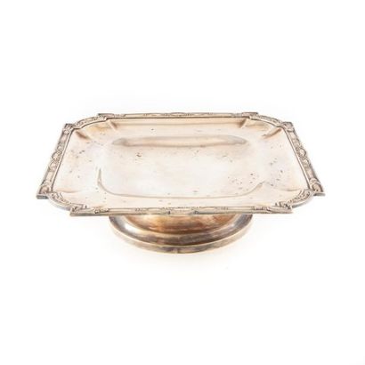 null Cup on foot in silver plated metal, the square top, decorated with a leafy border,...