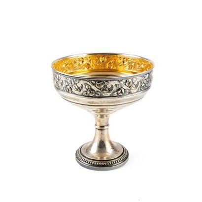 null Cup on foot in silver plated metal, the square top, decorated with a leafy border,...