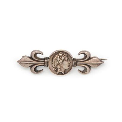 null Metal brooch with fleur-de-lys at the ends.