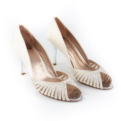 DYOS Maison DYOS
Pair of satin and rhinestone evening pumps.
Size 37 
Condition of...