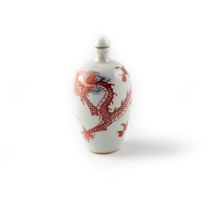 null CHINA
Snuffbox in white porcelain bottle shape with dragon decoration
H.: 9...