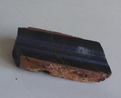 null HISTOIRE NATURELLE
Pierre ferreuse avec plaque de quartz
L. 14 cm