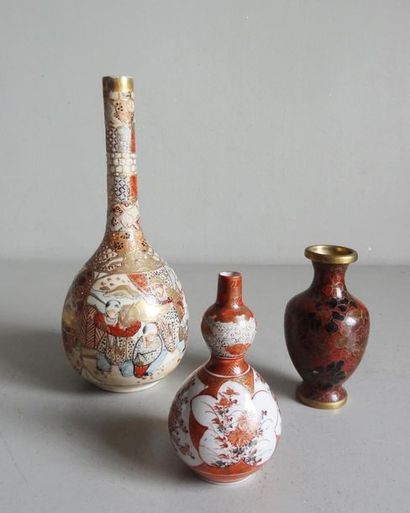 null JAPAN - SATSUMA
Set consisting of: a small porcelain vase with bulbous neck...