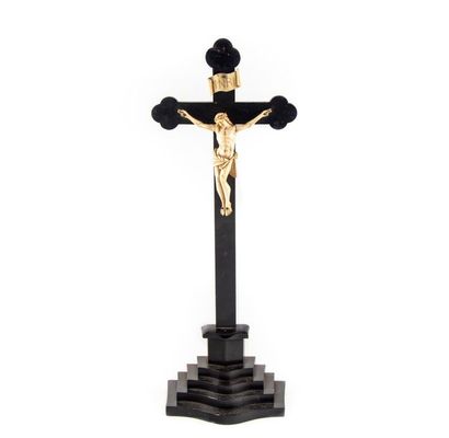 null Christ en ivoire sur une croix en bois noirci, le socle en gradin
Epoque XIXème...