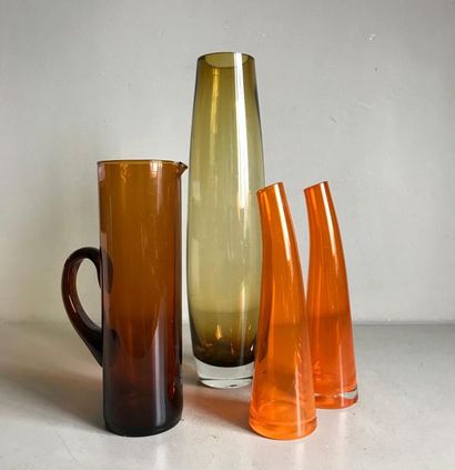null Quatre vases ou pichets Vintage de forme diverses en verre de couleur.
H. 40...