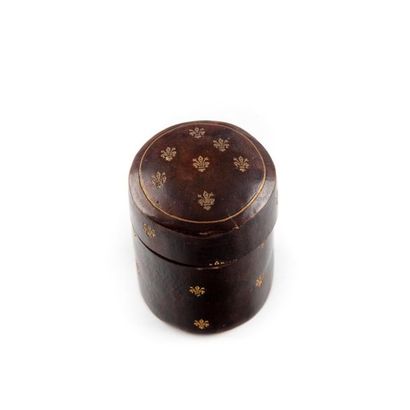 null Small leather-lined box decorated with lily flowers.
H. 5,5 cm