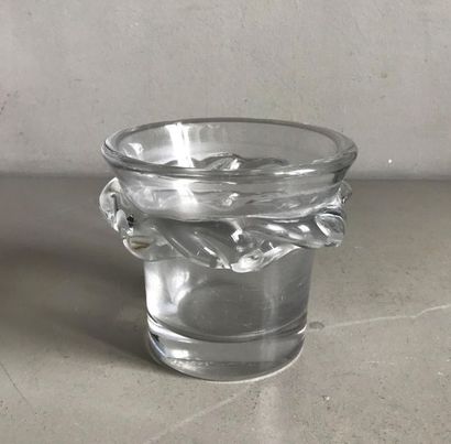 DAUM DAUM - France
Vase en verre à décor d'une frise mouvementée appliquée.
Signé
H....