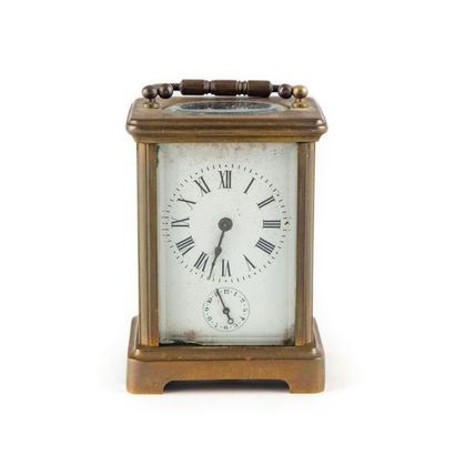 null Officer's clock in bronze and brass
accidental glass, key attached.
H: 11 cm...