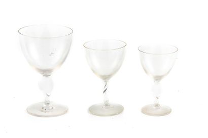 null Service de verres à pied en cristal comprenant 9 verres à eau, 10 verres à vin...