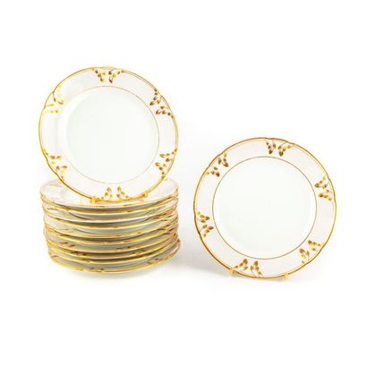 PARIS PARIS
Suite of twelve porcelain dessert plates with gold patterns