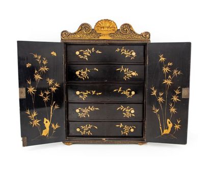 null Small cabinet opening with 2 doors and presenting 5 black and gold lacquered...