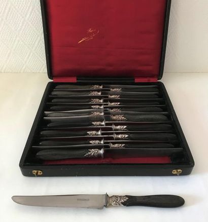null Suite of eighteen table knives with steel blade on a wooden handle. Chiselled...
