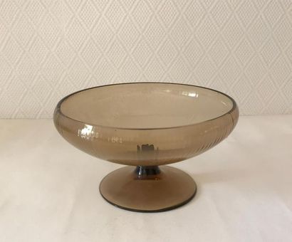 null Cup on a smoked glass stand. Circa 1930
H. 12 - D. 21 cm
A goblet