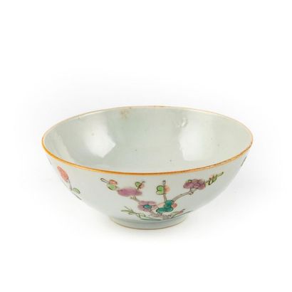 null CHINE XXe
Bol en porcelaine émaillée à décor de fleurs
Diam. : 16 cm ; H. :...
