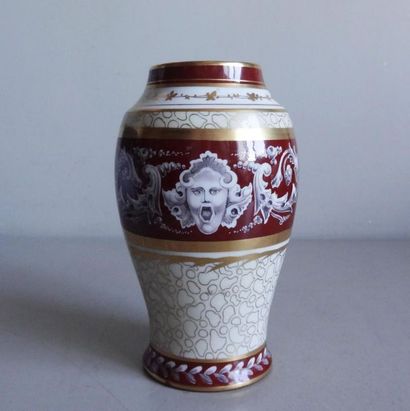 null Manufacture de CAPODIMONTE - NAPOLI 
Vase de forme ovide en porcelaine à décor...