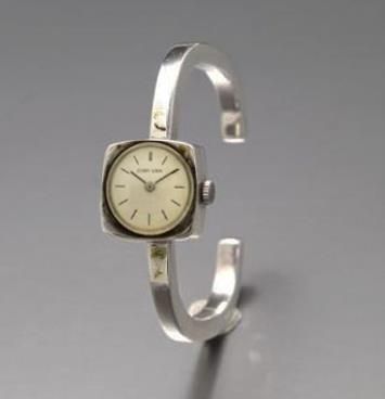 DINH VAN DINH VAN Ladies
Watch in silver (925th) with square section rigid bracelet....