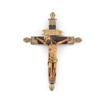 null Christ en bois polychrome sur une croix en bois terminée par des motifs en métal...