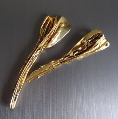 null Two gold metal brooches folded and shredded. Circa 1970
L. 11 and 12 cm