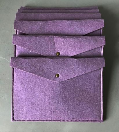 null Ensemble de de six pochettes en feutrine en forme d'enveloppe.
24 x 32.5 cm