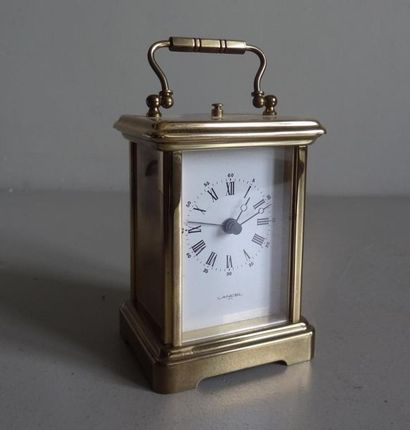 LANCEL House LANCEL
Gold brass officer's clock. Dial with Roman numerals. Mobile...