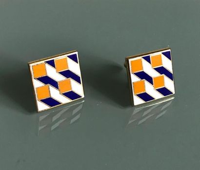 null Pair of gilded metal cufflinks with enamelled decoration of a pattern of cubes...