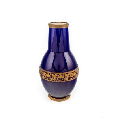 null In the taste of Sèvres around 1900
Vase with a swollen belly in blue earthenware,...