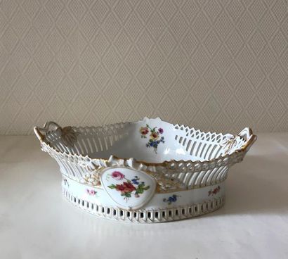 PARIS PARIS (?)
Small shuttle-shaped porcelain basket with openwork border and polychrome...