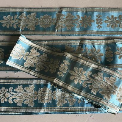 null Four silk braids with beige decoration on a blue background of Empire palmettes
Respectively:...
