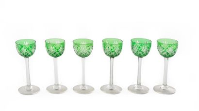 null 6 verres à liqueur en cristal taillé de couleurs verte 
H : 12,5 cm
