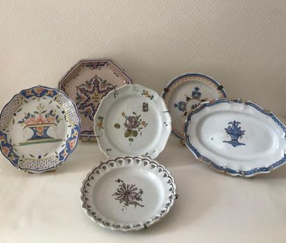 null Set of five plates and one small dish in popular
18th and 19th century eart...