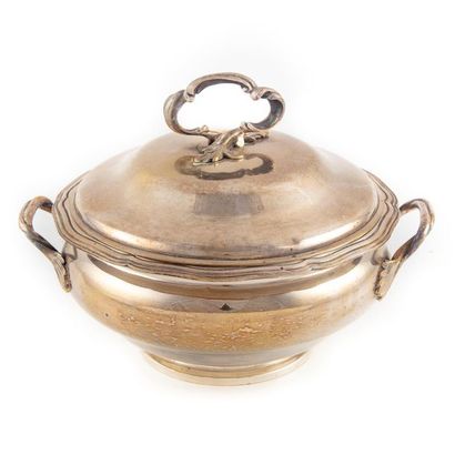 null Silver plated metal covered vegetable dish in round shape. Fretelle and lateral...