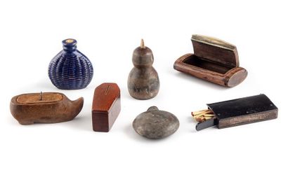 null Lot including a tobacco kit, bakelite matchbox, 3 shakers and wooden snuffb...