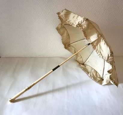 null Umbrella with carved ivory and cream silk handle. Middle XIXth
L. 34 cm
Worn...