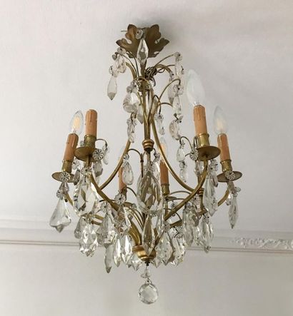 null Gilt bronze basket chandelier with six light arms decorated with pendants. Style...