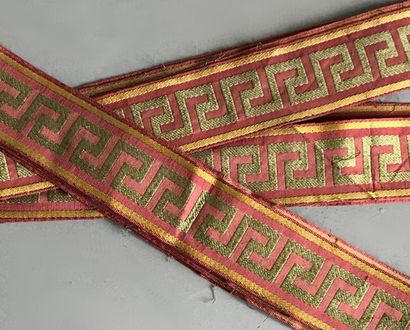 null Two silk braids decorated with a frieze of coral-coloured Greek friezes.
380...