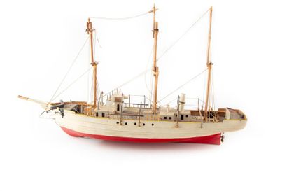 null OBJET de MARINE
Maquette de bateaux en bois peint
H.: 32 cm ; L.: 50 cm
Manques...