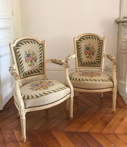 null Pair of convertible armchairs in cream lacquered moulded wood. Backrest in gendarme...