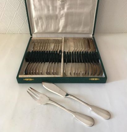 null Fish set of twelve silver plated metal cutlery. Plain flat
model In a case