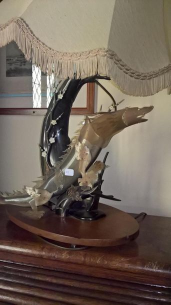 null JAPON
Lampe en corne à décor de poissons sculptés 
H. : 36 cm 

CE LOT DEVRA...