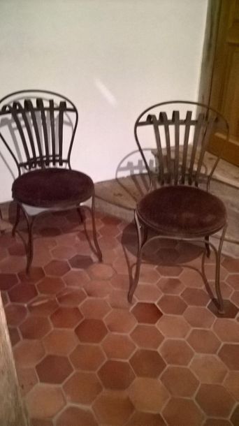 null 5 chaises de jardin en fer forgé, le dossier à barrettes ajourées et renversées...
