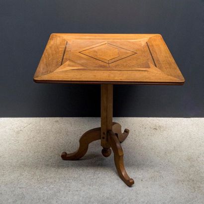 null Table à Jeu, à plateau carré en chêne, pied tripode
H. : 67 cm ; L. : 64 cm;...