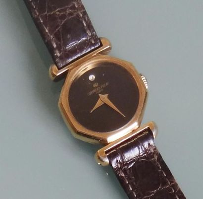 null Georges VELIC - Paris
Montre de Dame à cadran de forme polygonale en métal doré....