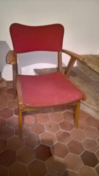 null Vers 1950
Paire de fauteuils en skaï rouge 
Tâches

CE LOT DEVRA IMPERATIVEMENT...
