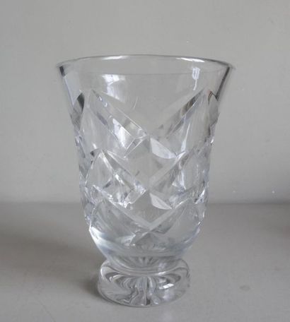 null Grand vase de forme cornet en verre taillé de motifs de chevrons
H. 23 cm
U...